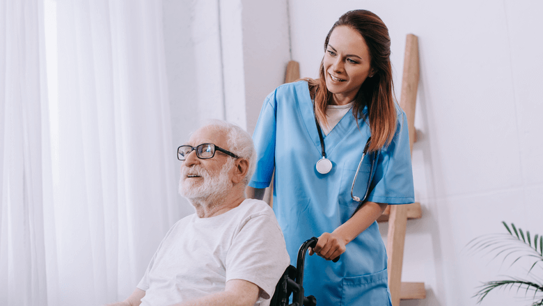 O que faz um cuidador de idosos