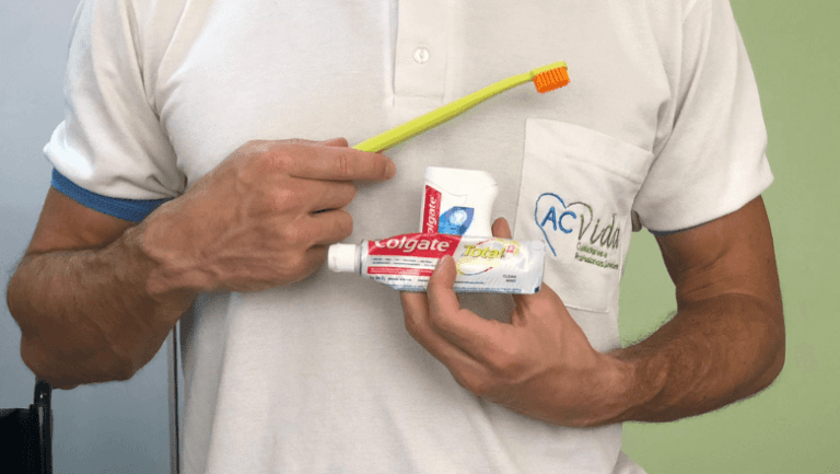 Dentista para idosos escovação de dentes